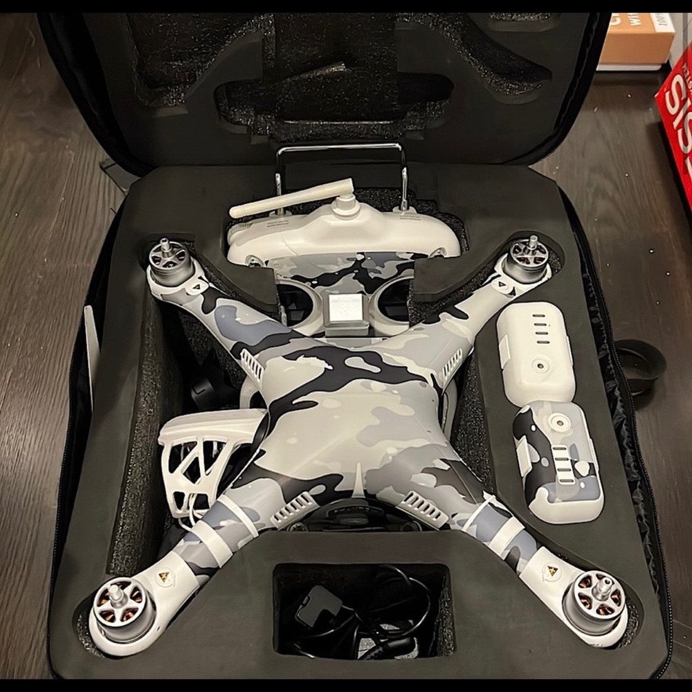 DJI Phantom 2 Drone w/ accessories and bag